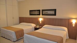 Frigobar, cofres nos quartos, escrivaninha, cortinas blackout