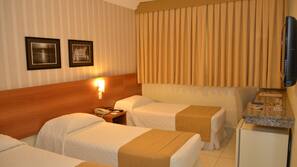 Frigobar, cofres nos quartos, escrivaninha, cortinas blackout
