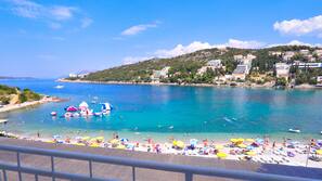 Sulla spiaggia, lettini da mare, ombrelloni, snorkeling