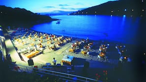 Sulla spiaggia, lettini da mare, ombrelloni, snorkeling