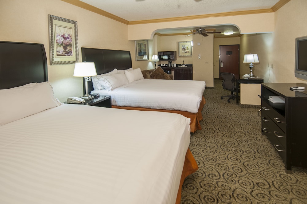 Holiday Inn Express and Suites Bakersfield Central, an IHG Hotel