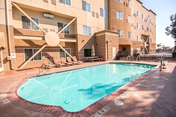 Holiday Inn Express and Suites Bakersfield Central
