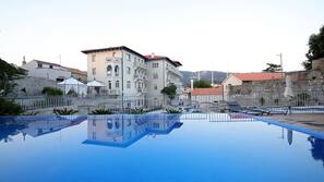 Outdoor pool, pool umbrellas, sun loungers