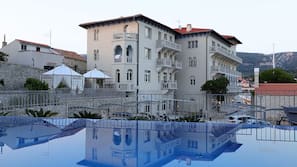 Outdoor pool, pool umbrellas, sun loungers