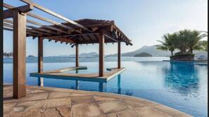 Piscina interna, piscina externa, guarda-sóis, espreguiçadeiras