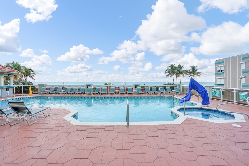 Outdoor pool, Hollywood Beach Tower by Capital Vacations