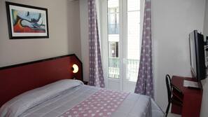 Bureau, fer et planche à repasser sur demande, lits bébé (gratuits)