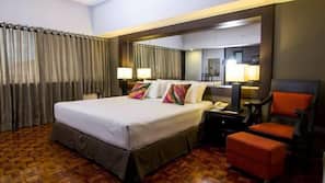 Minibar, in-room safe, desk, iron/ironing board