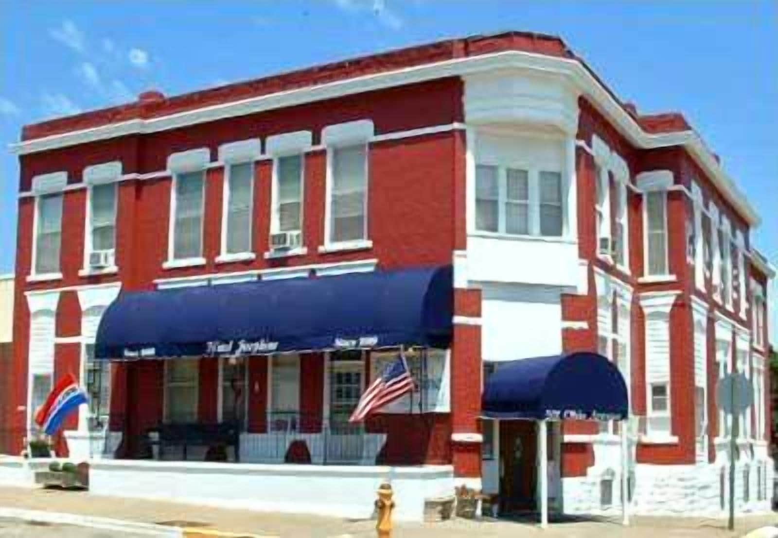 Hotel Josephine in Holton, United States