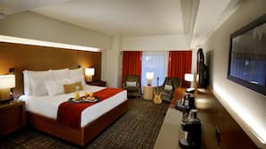 Hypo-allergenic bedding, in-room safe, desk, blackout drapes