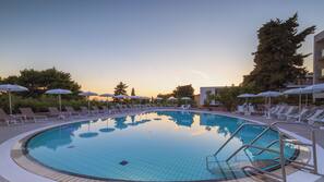 Piscine extérieure, cabanons gratuits, parasols de plage