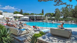Piscine extérieure, cabanons gratuits, parasols de plage
