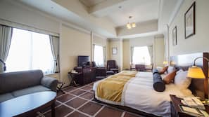 Premium bedding, down duvet, in-room safe, desk
