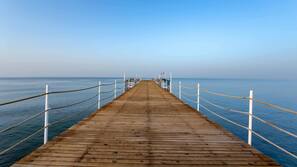 Privatstrand in der Nähe, Liegestühle, Sonnenschirme, Strandtücher