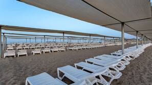 Privatstrand in der Nähe, Liegestühle, Sonnenschirme, Strandtücher