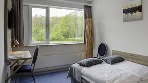 Med varierende møblement, skrivebord, lydisolering