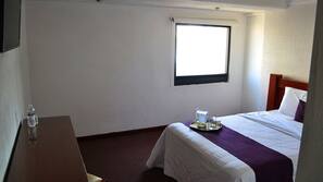 Caja fuerte, cortinas opacas, tabla de planchar con plancha