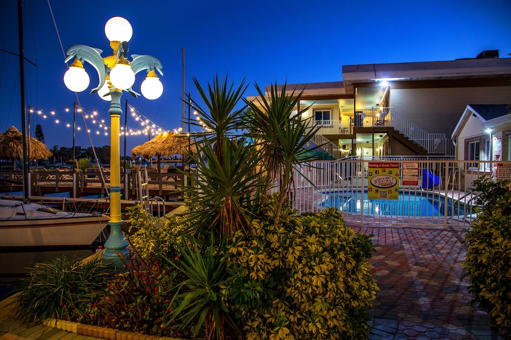 Bay Palms Waterfront Resort - Hotel and Marina