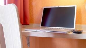 Bureau, espace de travail pour ordinateur portable, rideaux occultants