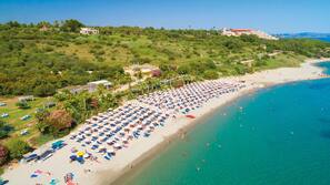 Plage privée, chaises longues, parasols, bar de plage
