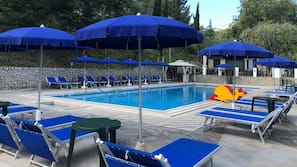 Piscina all'aperto, ombrelloni da piscina, lettini
