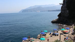 Spiaggia privata, sabbia scura, lettini da mare, ombrelloni