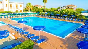 Piscine extérieure, parasols de plage, chaises longues