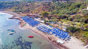 Plage privée à proximité, chaises longues, parasols, planche à voile