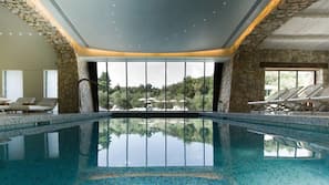 Piscina coperta, piscina stagionale all'aperto, ombrelloni da piscina