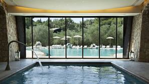 Piscina coperta, piscina stagionale all'aperto, ombrelloni da piscina