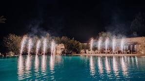 Piscina coperta, piscina stagionale all'aperto, ombrelloni da piscina