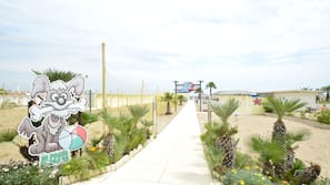 Una spiaggia nelle vicinanze, lettini da mare, ombrelloni