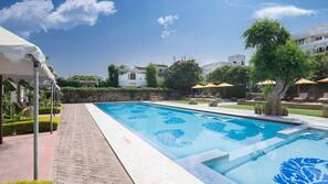 Outdoor pool, sun loungers