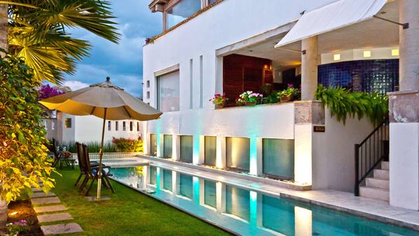 Una piscina al aire libre