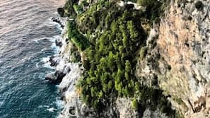 Una spiaggia nelle vicinanze