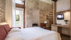 Hypo-allergenic bedding, minibar, in-room safe, desk