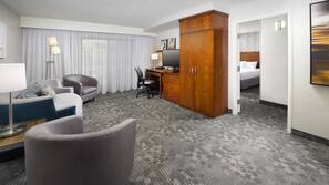 Hypo-allergenic bedding, in-room safe, desk, blackout drapes