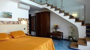 Minibar, una cassaforte in camera, una scrivania, ferro/asse da stiro