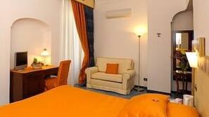 Minibar, una cassaforte in camera, una scrivania, ferro/asse da stiro