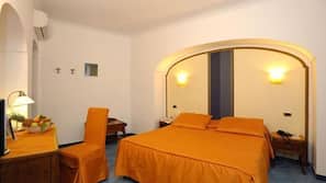 Minibar, una cassaforte in camera, una scrivania, ferro/asse da stiro