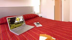 Bureau, rideaux occultants, Wi-Fi gratuit, draps fournis