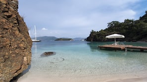 Private beach nearby, free beach cabanas, sun-loungers, beach umbrellas