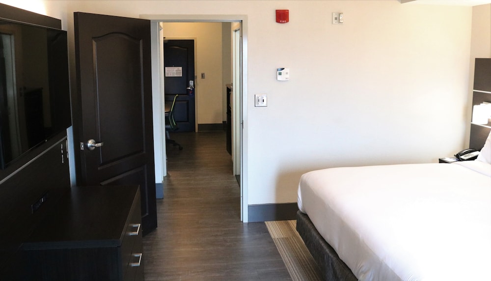 Holiday Inn Express & Suites Columbia-Fort Jackson, an IHG Hotel