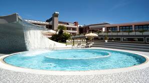Piscine couverte, piscine extérieure, parasols de plage, chaises longues