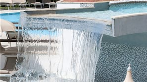Piscine couverte, piscine extérieure, parasols de plage, chaises longues