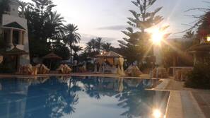 Piscine couverte, piscine extérieure, parasols de plage, chaises longues