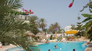 Piscine couverte, piscine extérieure, parasols de plage, chaises longues
