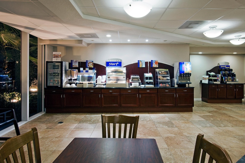 Holiday Inn Express & Suites West Palm Beach Metrocentre, an IHG Hotel