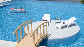 2 outdoor pools