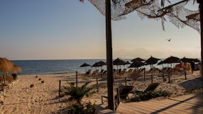 Spiaggia privata, sabbia bianca, windsurf, pallavolo